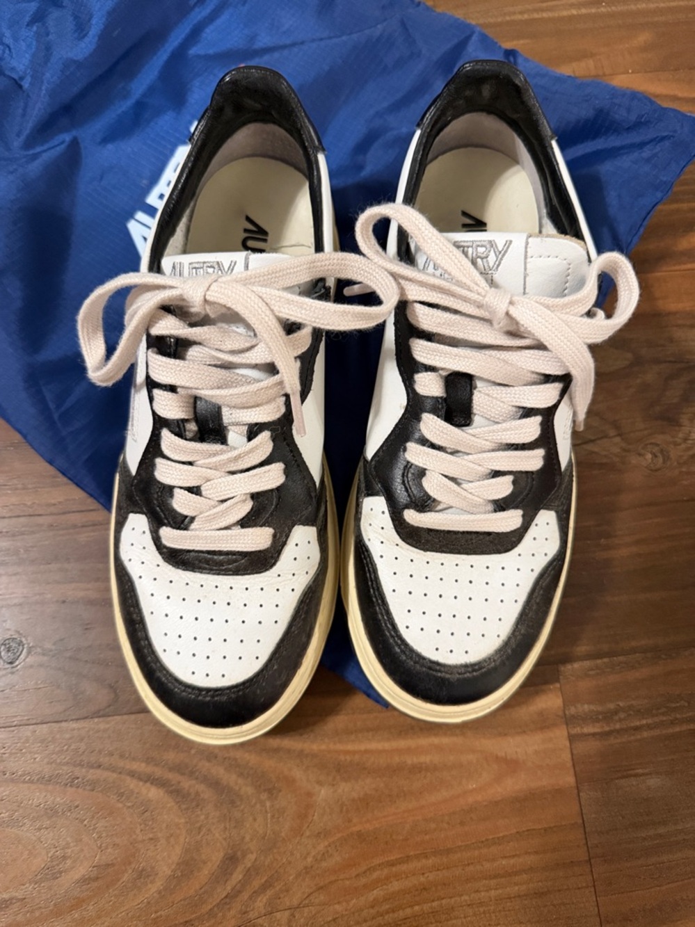 Autry Medalist Low-Top Sneakers in White and Black - Picture 2 of 7